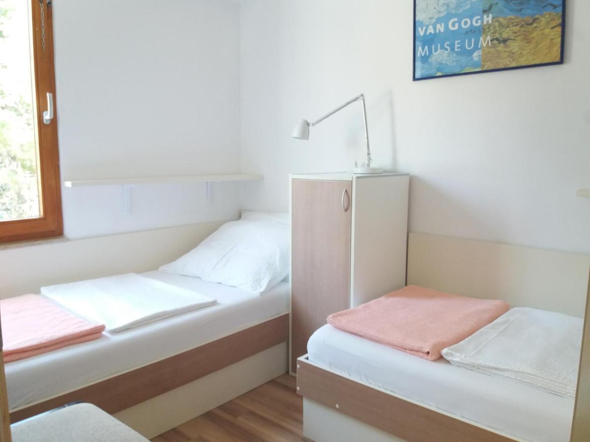 Apartments Kump 로비니 외부 사진