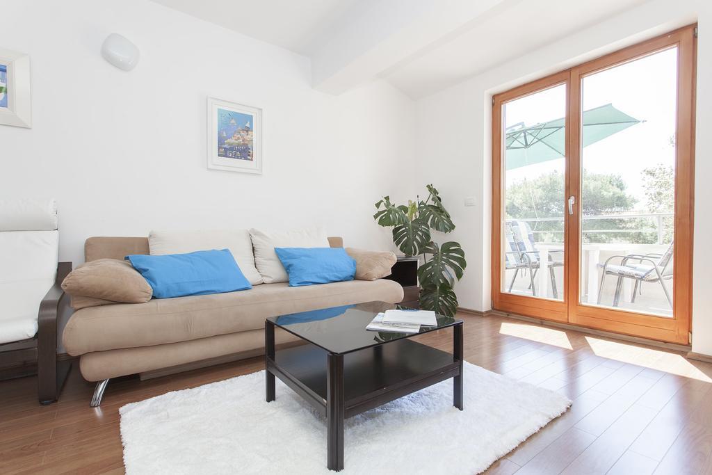 Apartments Kump 로비니 외부 사진